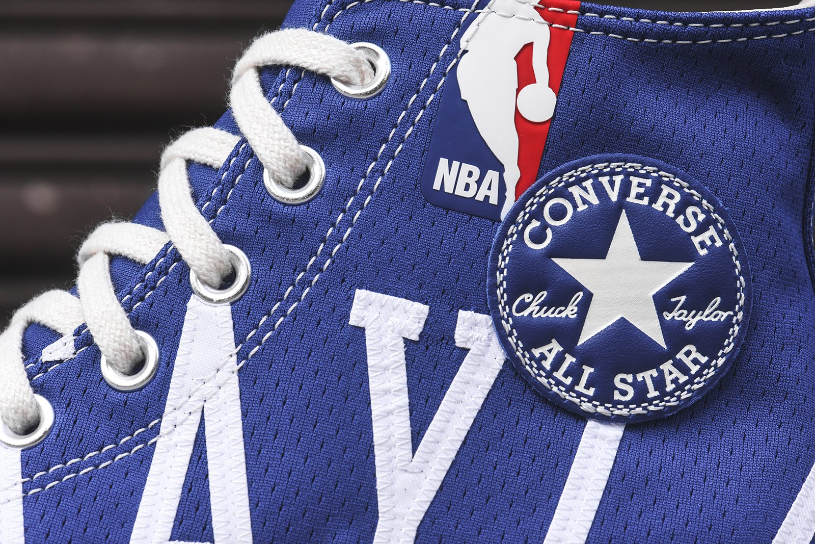 泪目！足协杯冠军奖杯被带回工体，放在已故球迷杨雪的座位旁